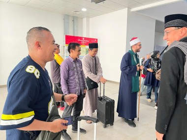 Menjemput kedatangan Syekh A'la dari Mesir di Bandara Internasional Minangkabau